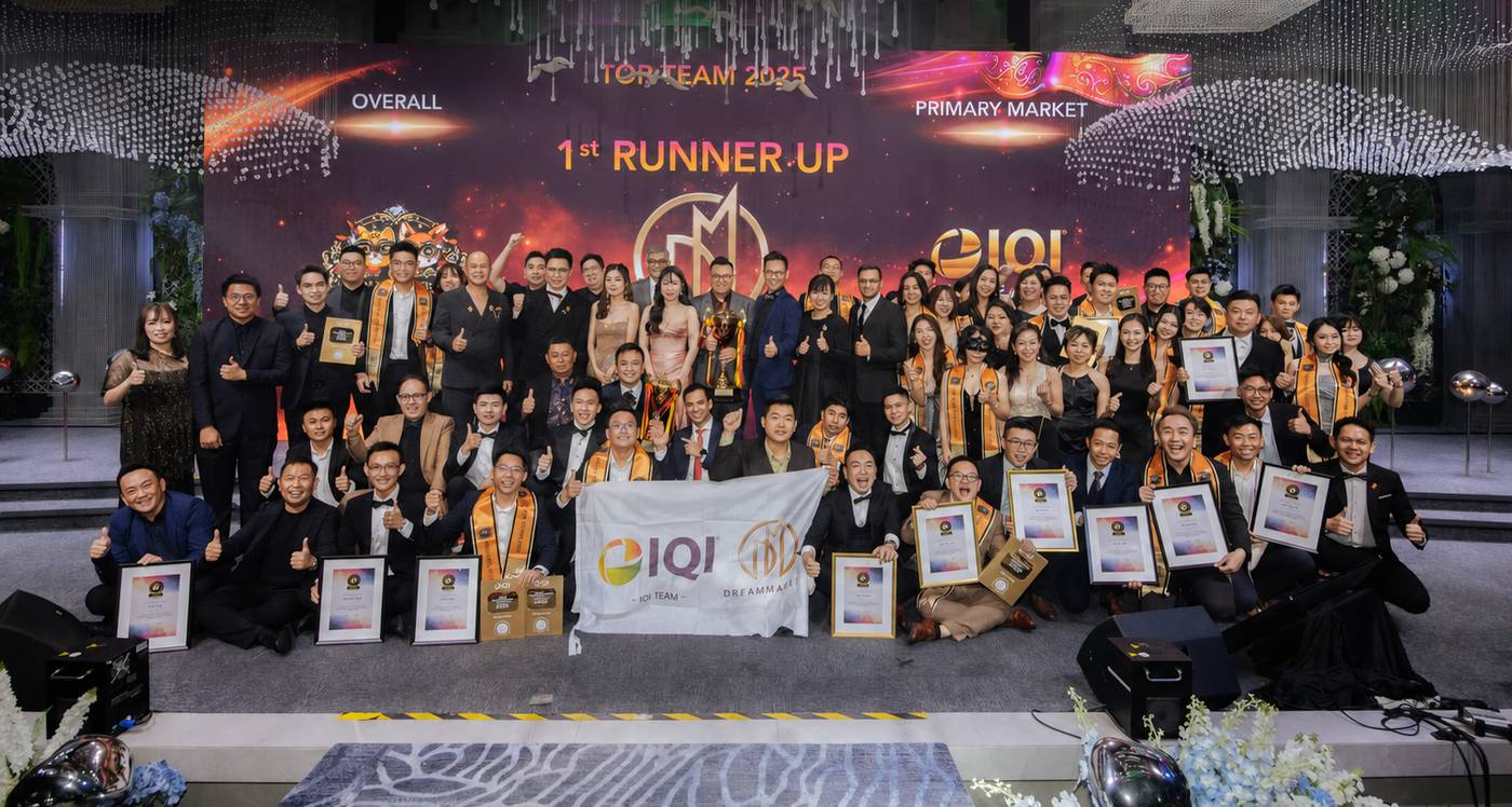 IQI Dreammakerz team on stage at IQI Top Team 2025